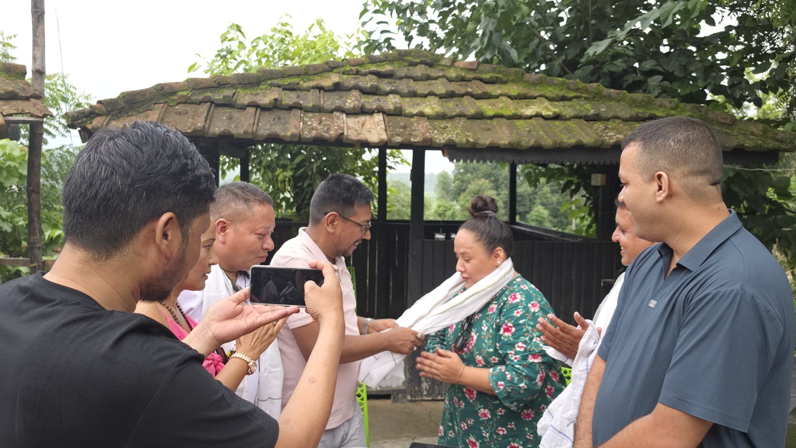 खुला उपाध्यक्ष रेजिना मल्ललाई स्वागत गर्दै अध्यक्ष नवीन गिरी