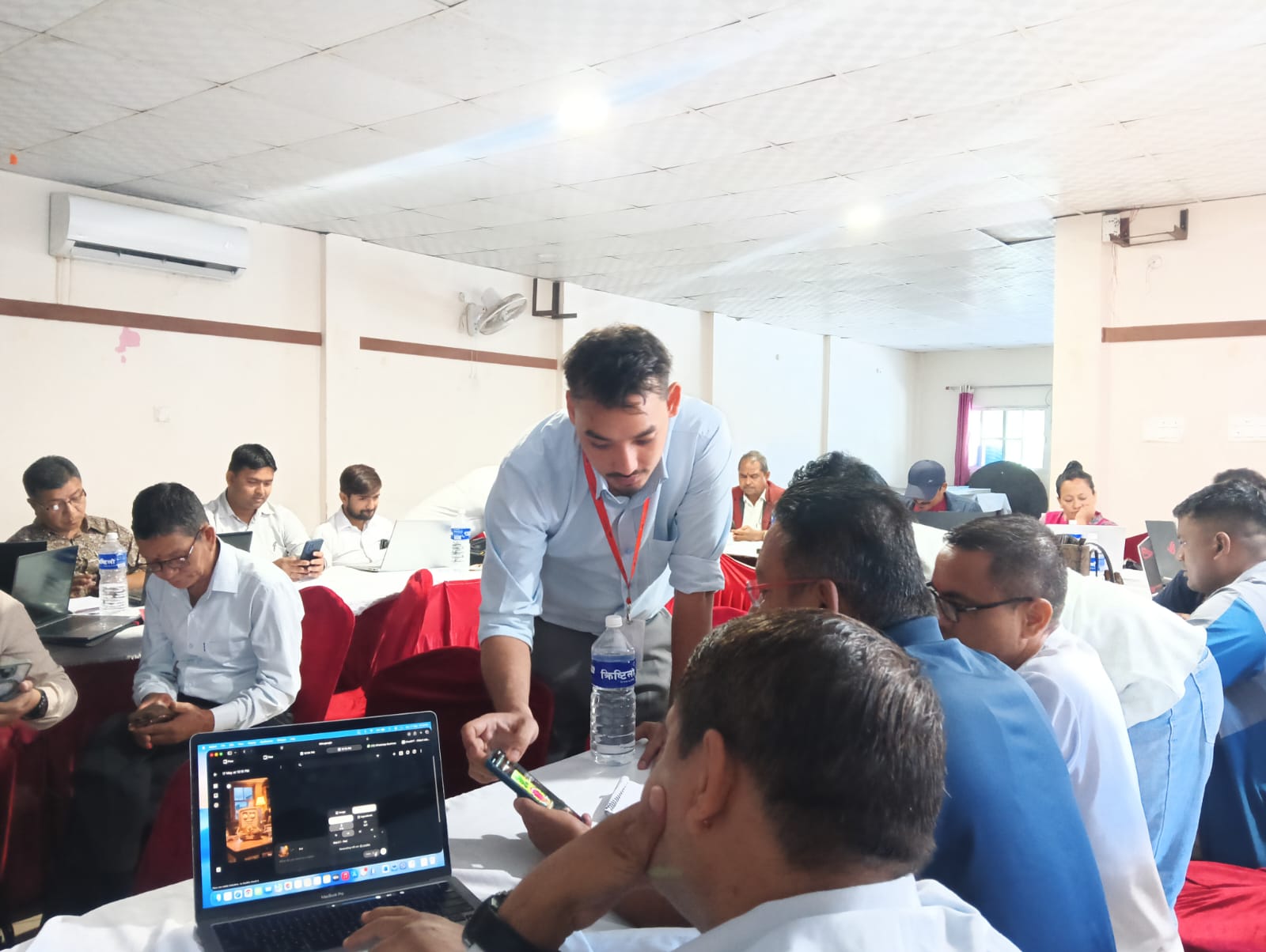 पत्रकारहरुलाई एआई सिकाउँदै प्रशिक्षक उमंग निरौला