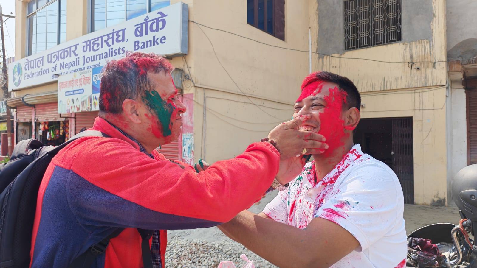 अध्यक्ष नवीन गिरी र पूर्व अध्यक्ष रुद्र सुवेदी होली खेल्दै