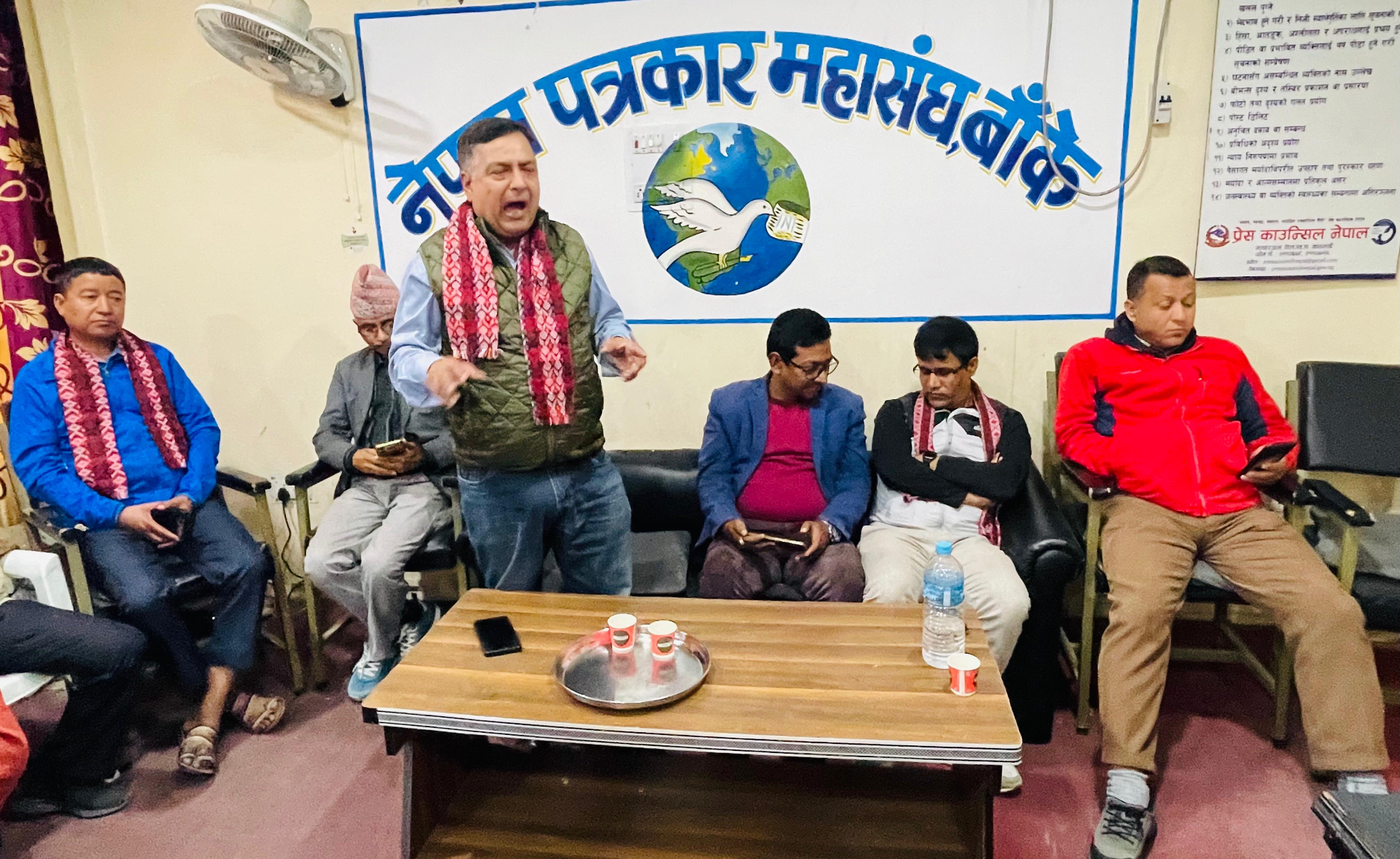 'निर्वाचन रिपोर्टिङ र पत्रकार आचारसंहिता' विषयक अन्तरक्रिया कार्यक्रममा बोल्दै वरिष्ठ उपाध्यक्ष दीपक आचार्य