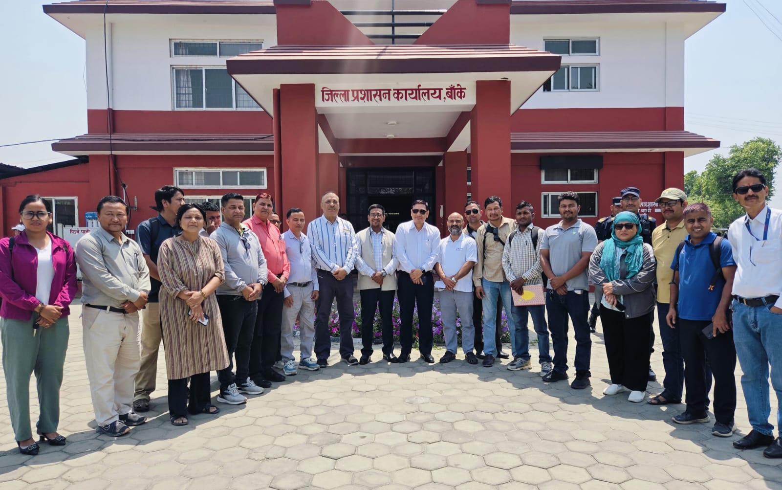 सरकारी विज्ञापन नीतिविरुद्ध ज्ञापनपत्र बुझाउन प्रशासन पुगेको पत्रकारको टोली