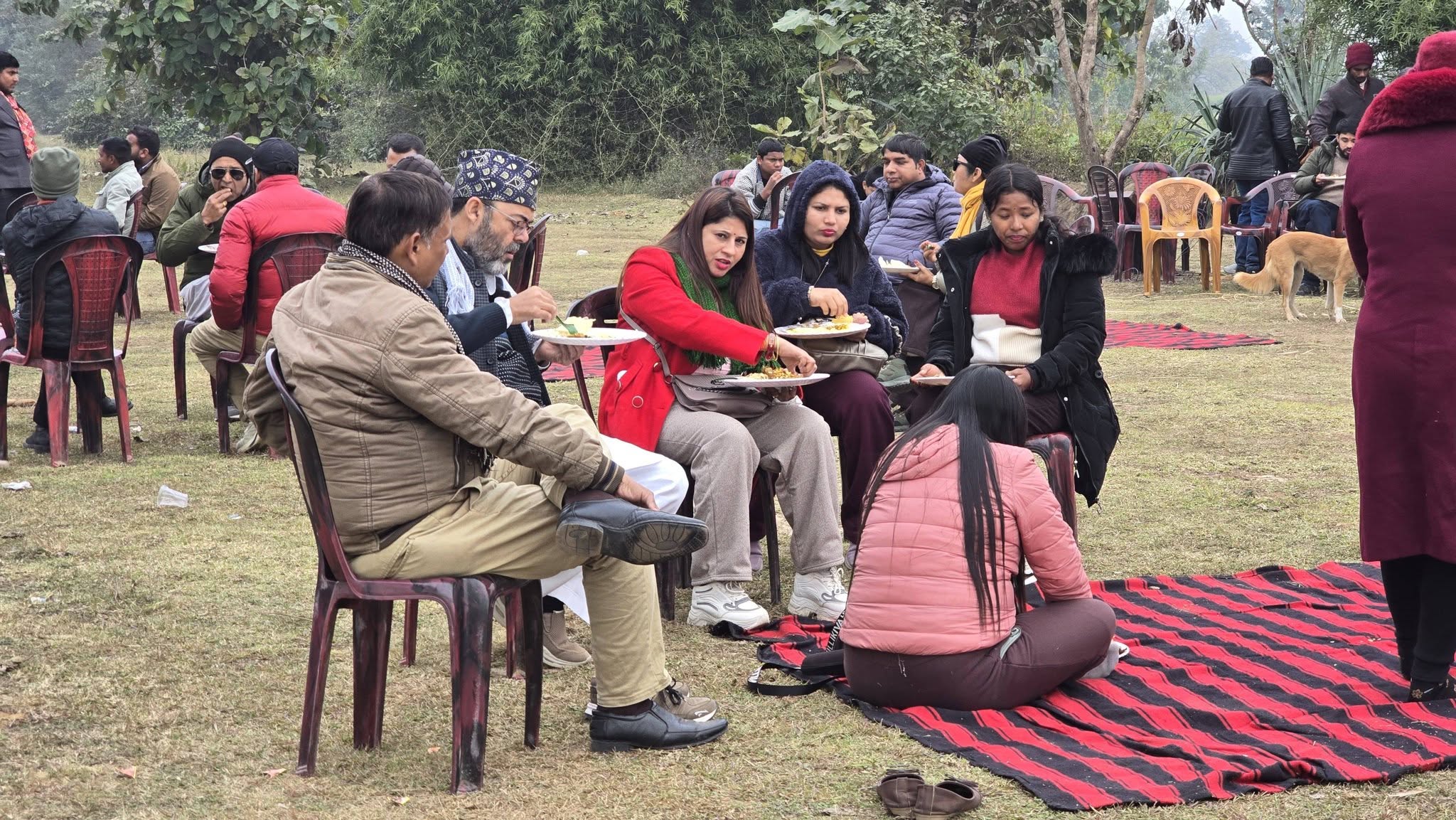 बनभोज कार्यक्रममा नरैनापुर गाउँपालिका अध्यक्ष शाहसंगै खाना खाँदै पत्रकारहरु