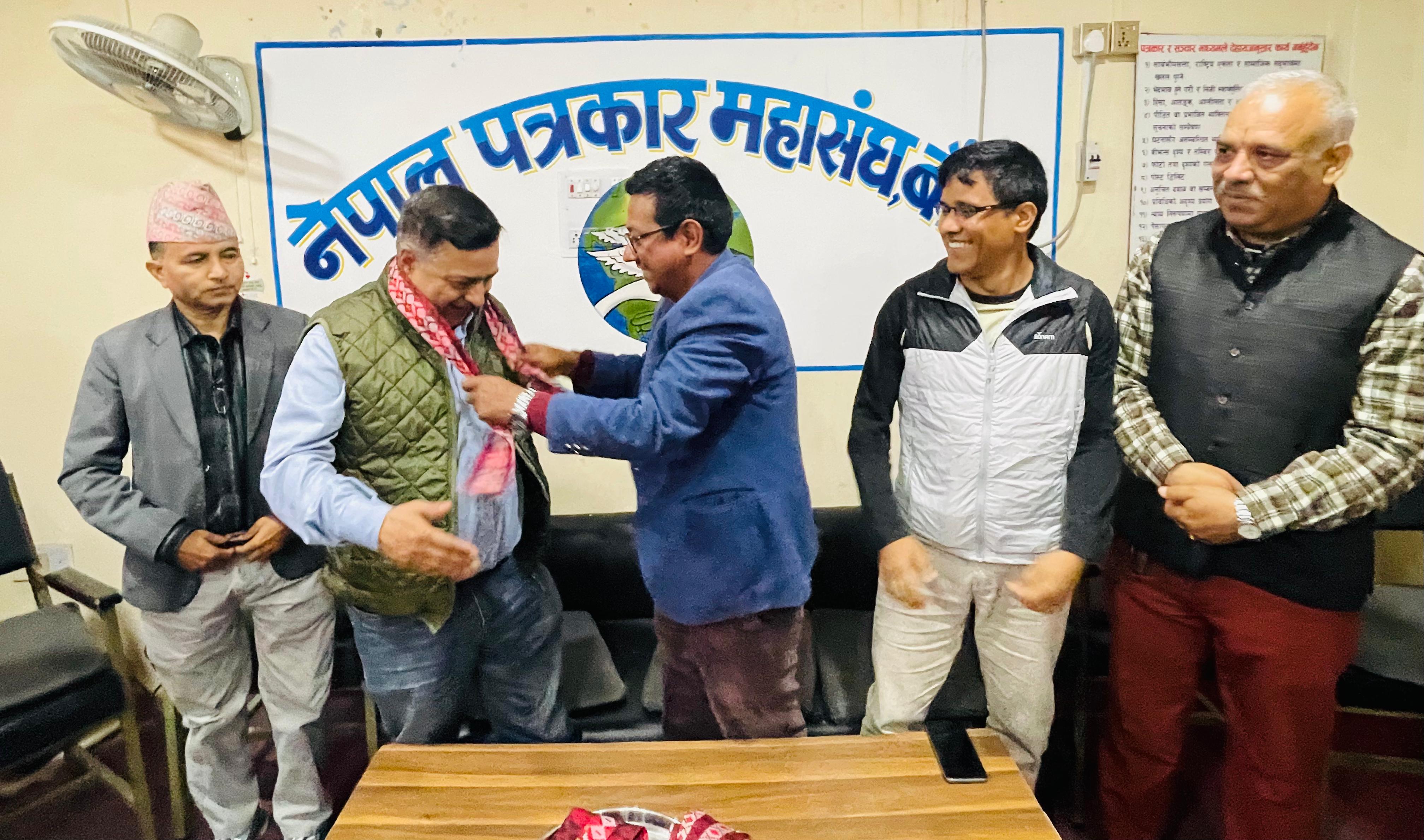 नेपाल पत्रकार महासंघका बरिष्ठ उपाध्यक्ष दीपक आचार्यलाई बाँके शाखामा स्वागत गर्दै