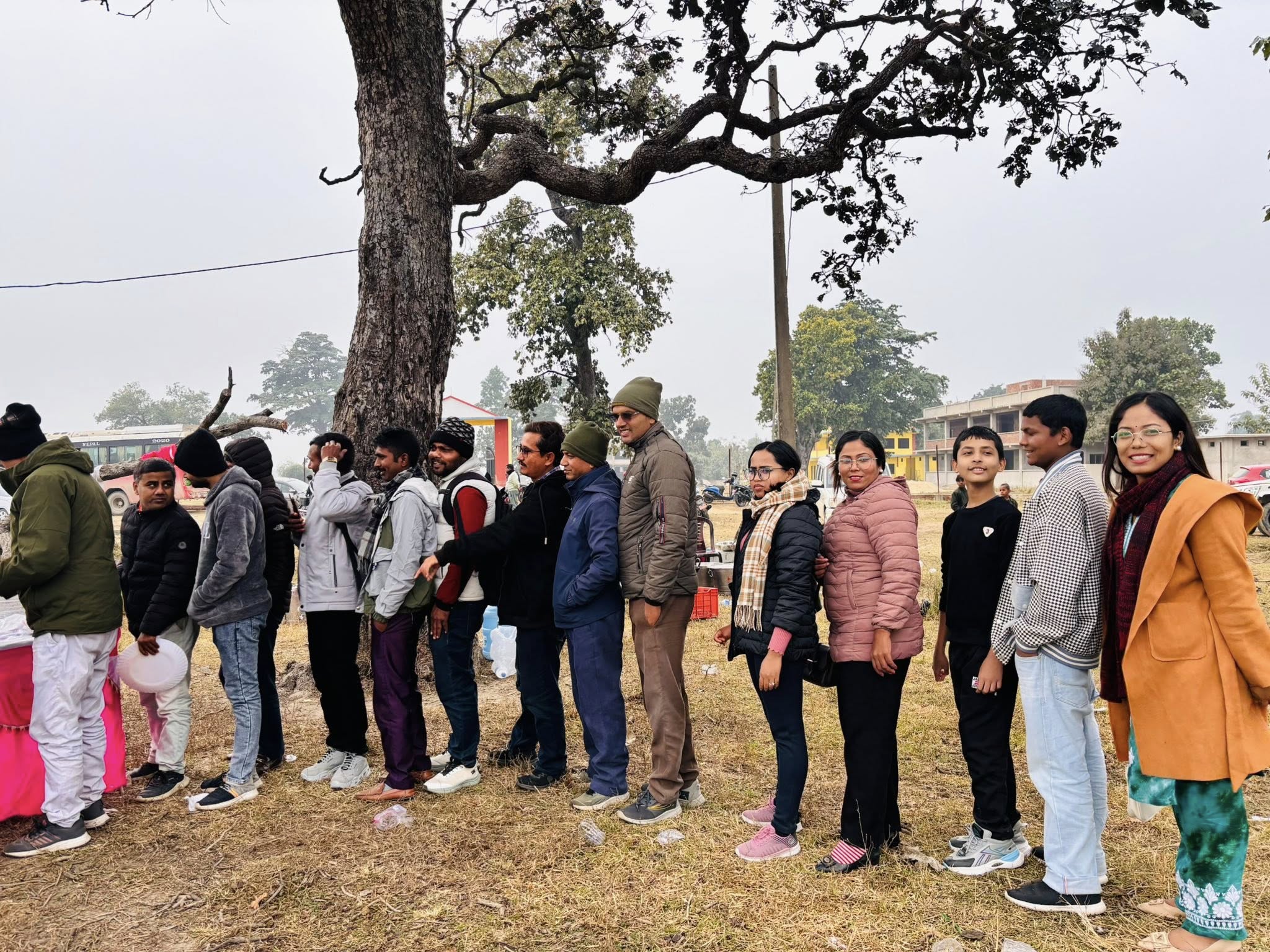 बनभोज कार्यक्रममा खानाका लागि लामबद्ध पत्रकारहरु