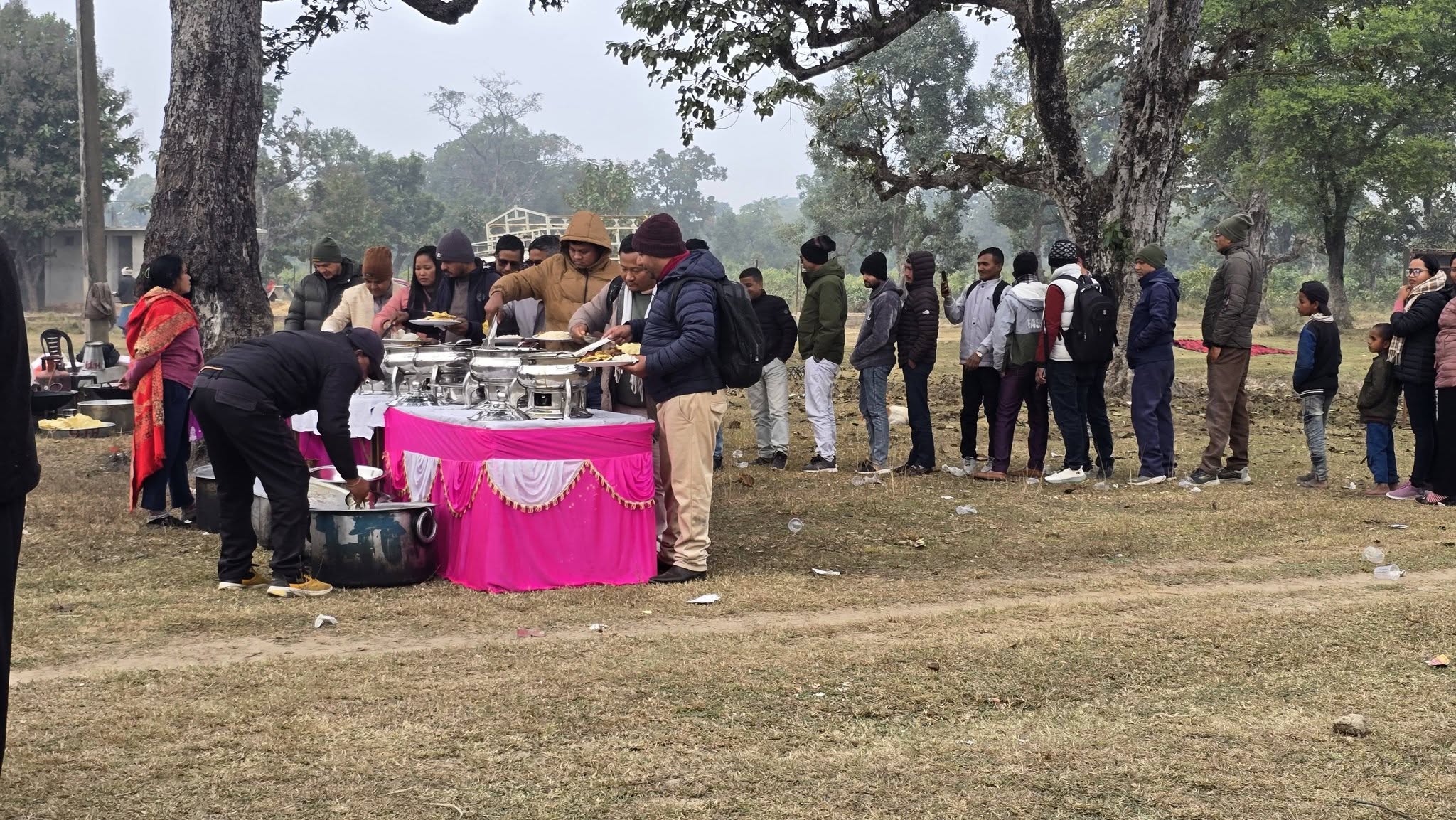 वनभोज कार्यक्रममा खानाको लागि लाइनबद्ध पत्रकारहरु