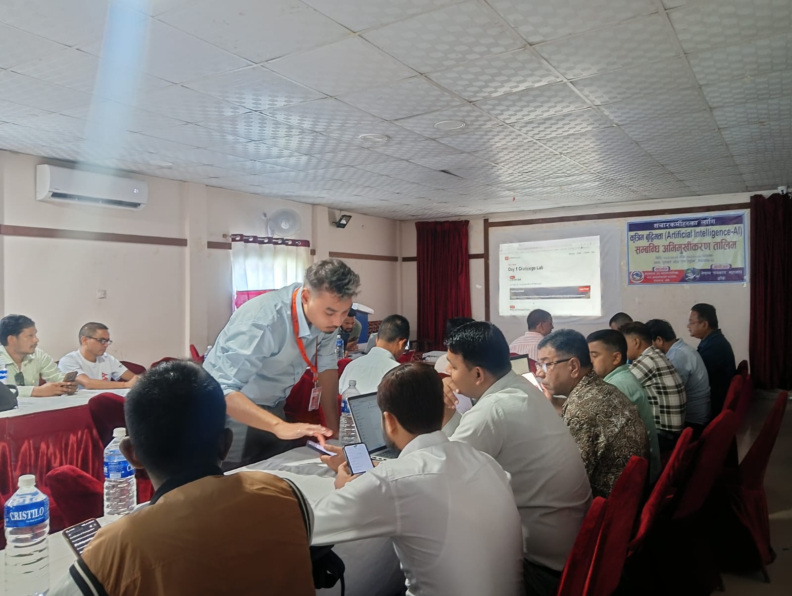 तालिममा सहजीकरण गर्दै एआई अध्येता उमंग निरौला