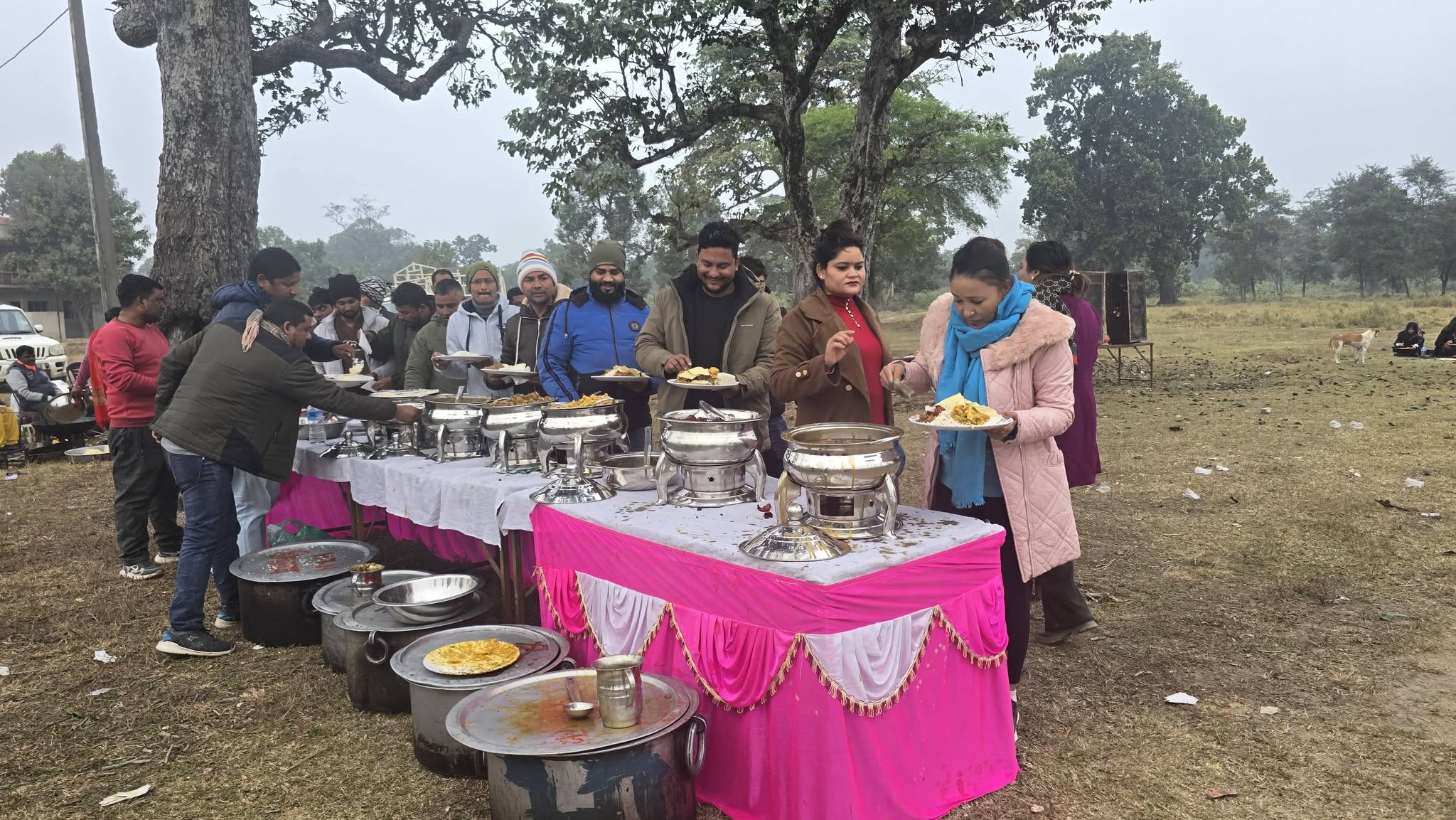 वनभोज कार्यक्रममा खाना राख्दै पत्रकारहरु