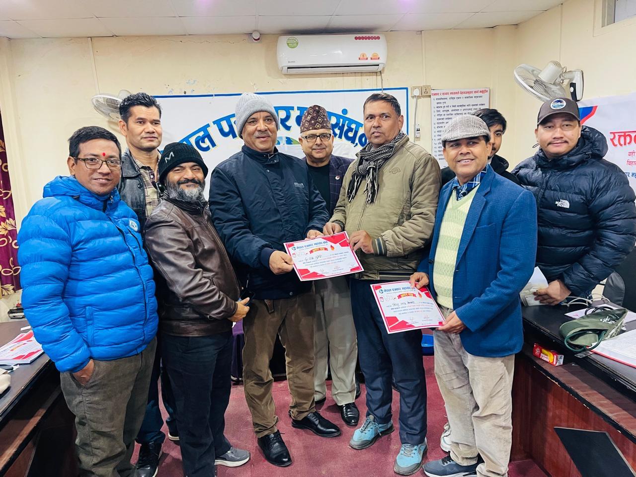 रक्तदान कार्यक्रममा प्रमाणपत्र वितरण गरिँदै