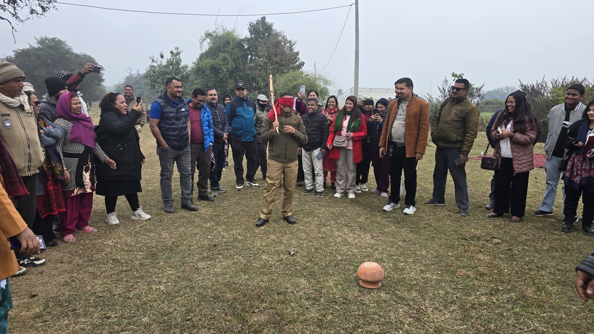 मट्का फोड्ने प्रतियोगितामा सहभागिता जनाउँदै पत्रकार कुमार श्रेष्ठ