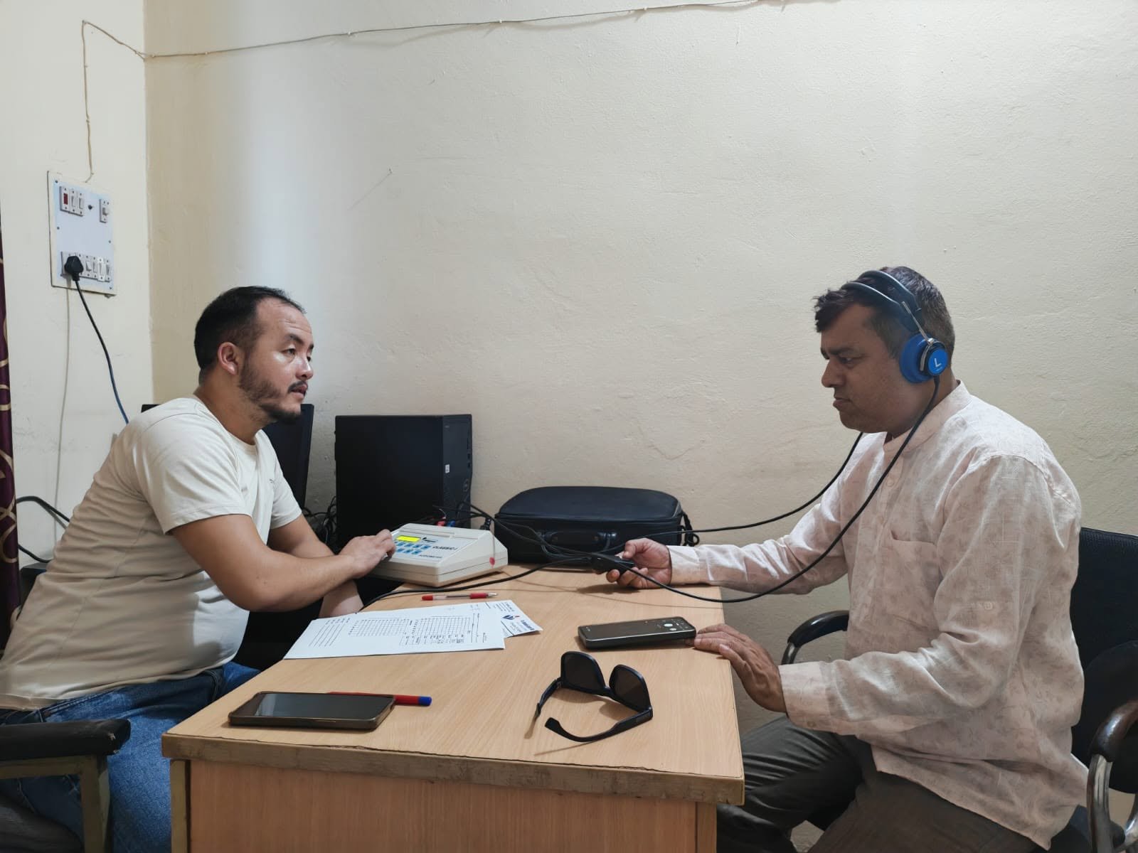 नाक, कान तथा घाँटी शिविरमा कानको सुनुवाई परीक्षण गरिँदै